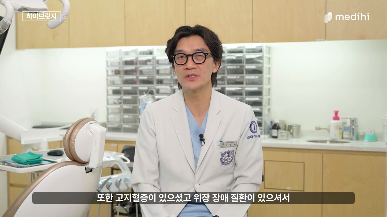 진료실에서 인터뷰하는 원장